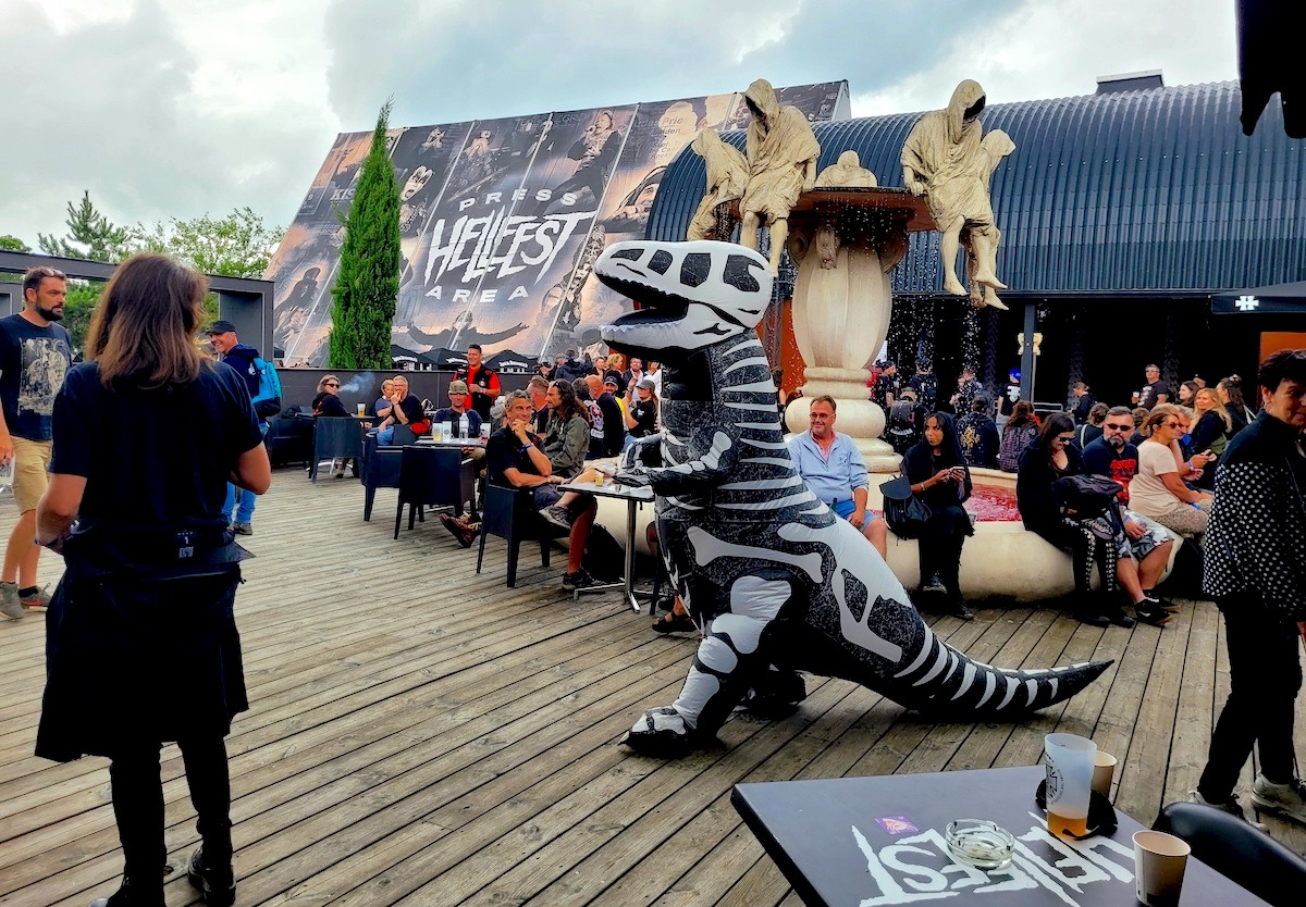 Les festivaliers au carré VIP sont parfois étranges - Hellfest 2023 © Zack Seminet