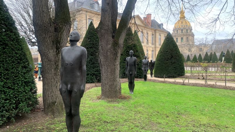 Les différentes sculptures sont dispersées dans tout le musée, se mélangeant avec les autres œuvres permanentes © Emma Pauchont