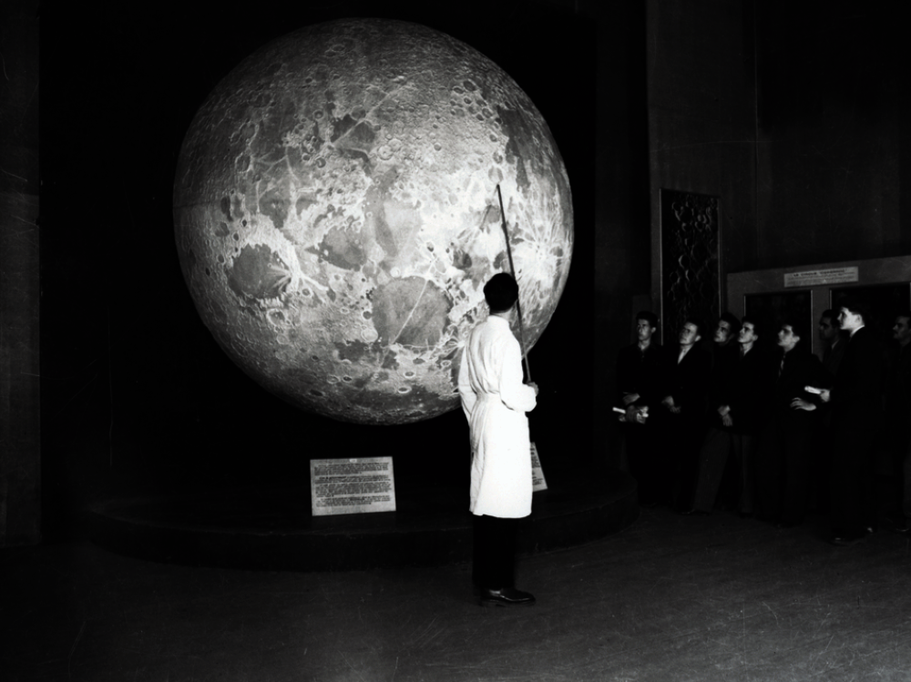 Un démonstrateur présente un exposé d'astronomie dans la salle de la Lune © Palais de la découverte