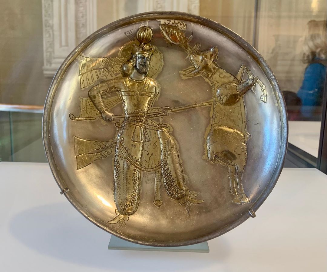 The Met au musée du Louvre, plat avec représentation du roi sassanide Yazdgird Ier tuant un cerf © Emma Pauchont