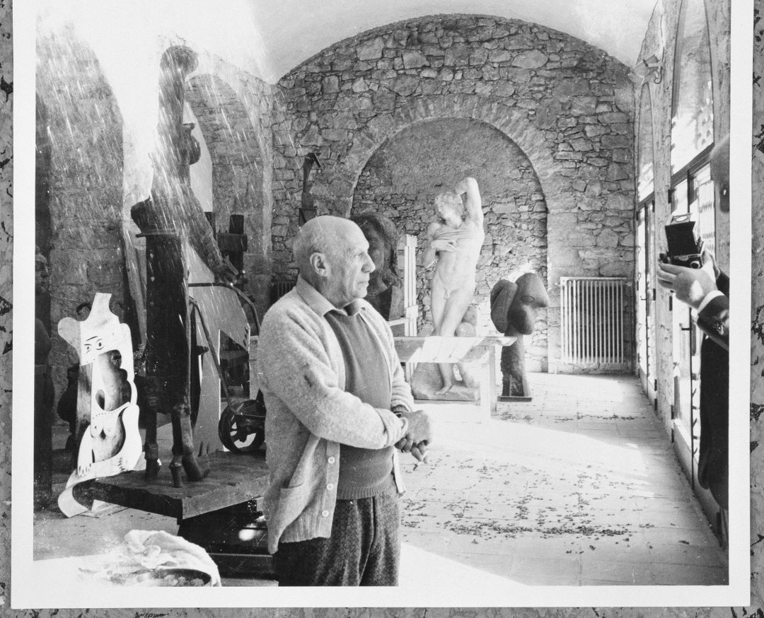 Photo d'Andres Gomes "Picasso dans son atelier au milieu de ses sculptures", 1965 © RMN-Grand Palais (musée national de Picasso-Paris)