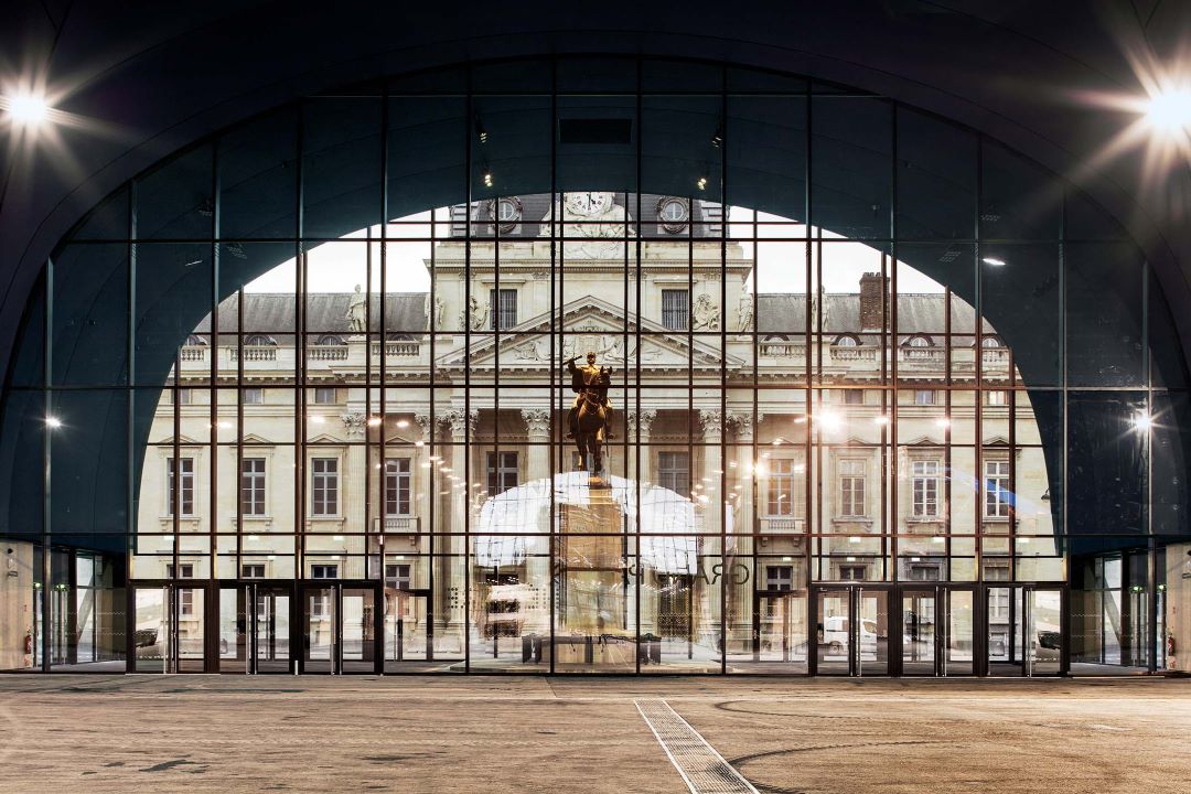 Le Grand Palais éphémère dispose d'une grande baie vitrée qui offre une vue sur le Champ de Mars © Collection Rmn - Grand Palais © Patrick Tourneboeuf - Tendance Floue