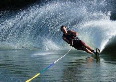 Envie de faire une activité un peu insolite, il est possible de faire du ski nautique © SNCP