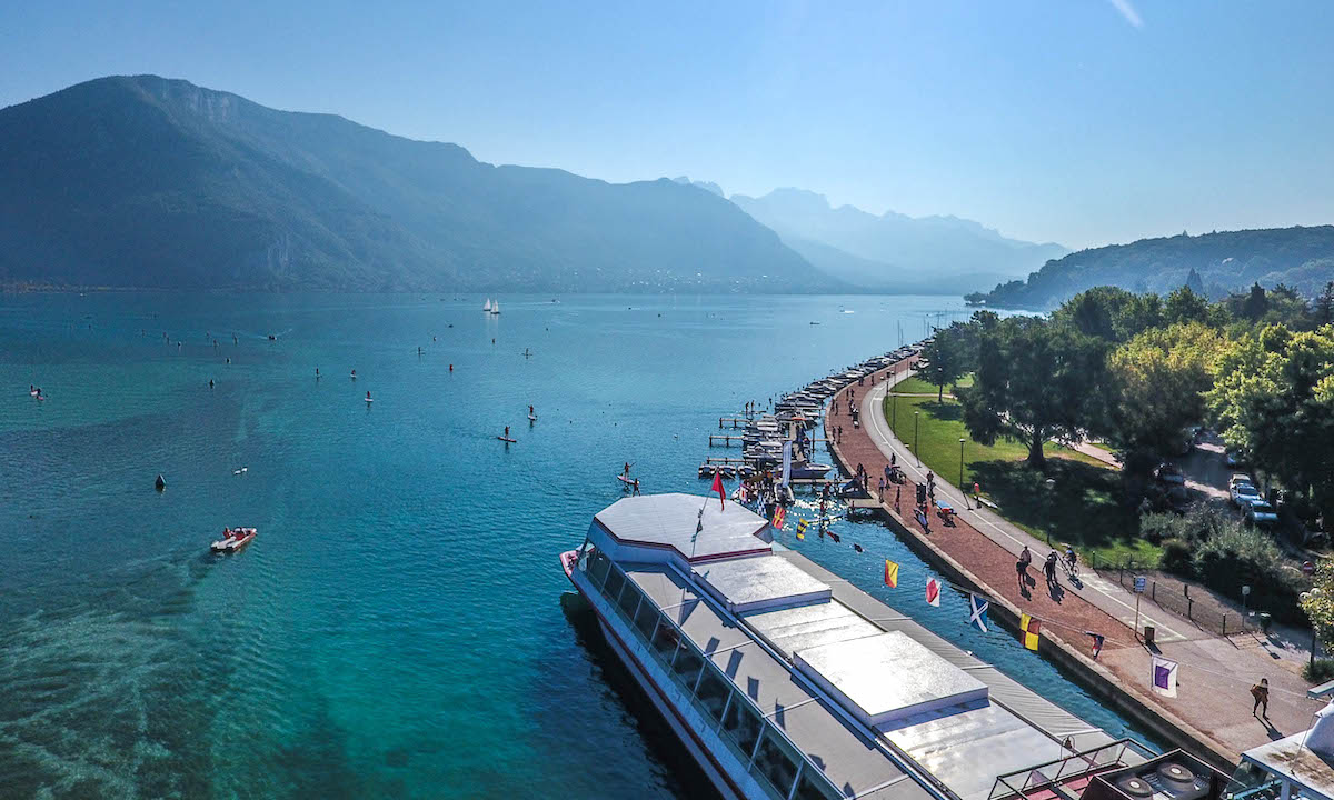 Le bateau Le Libellule et le Lac d'Annecy @ wooloomooloo Le bateau Le Libellule et le Lac d'Annecy @ wooloomooloo
