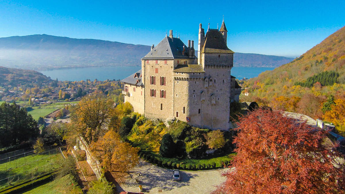 Château de Menthon-Saint-Bernard - Vue aérienne - Lac d'Annecy © wooloomooloo Château de Menthon-Saint-Bernard - Vue aérienne - Lac d'Annecy © wooloomooloo