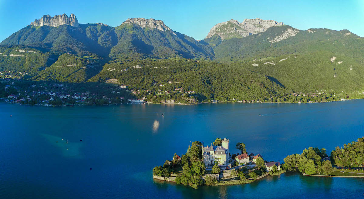 Les lac d'Annecy, le château de Duingt, massif des Bornes avec la Tournette © wooloomooloo Les lac d'Annecy, le château de Duingt, massif des Bornes avec la Tournette © wooloomooloo