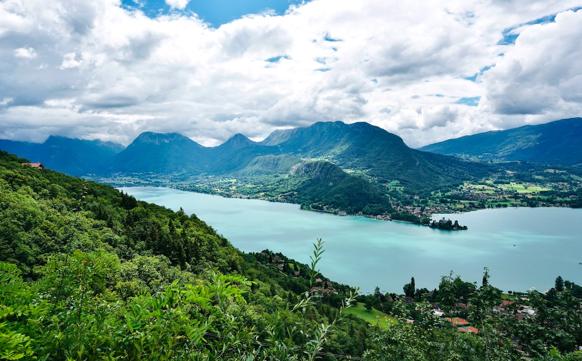 Vue panoramique du lac d'Annecy sur les forêts et montagnes environnantes © david barros Vue panoramique du lac d'Annecy sur les forêts et montagnes environnantes © david barros