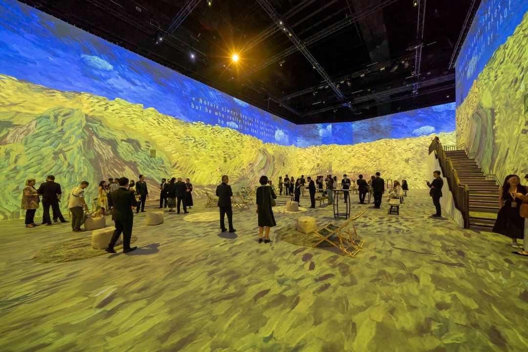L'Expérience Immersive Van Gogh à Marseille propose aux visiteurs un voyage sensoriel dans l'univers de l'artiste grâce à des projections numériques © Fever L'Expérience Immersive Van Gogh à Marseille propose aux visiteurs un voyage sensoriel dans l'univers de l'artiste grâce à des projections numériques © Fever