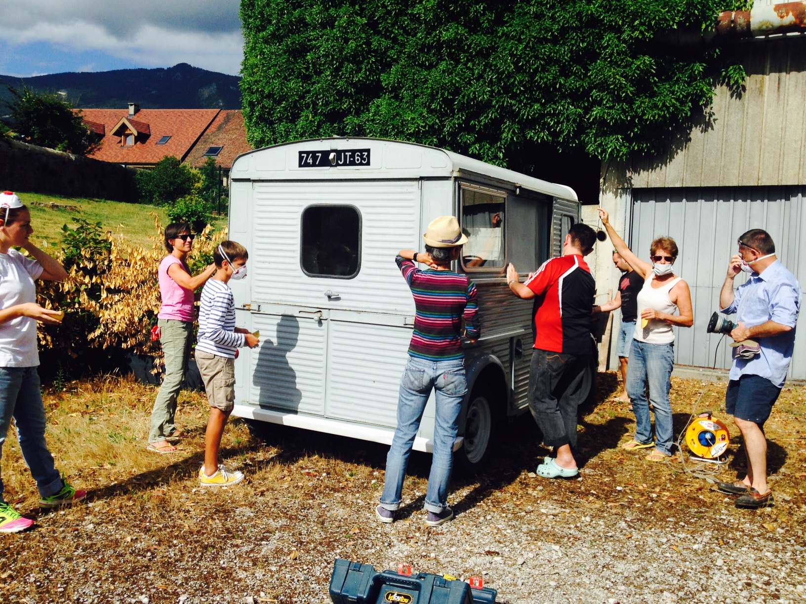 Ponçage de la camioginguette par les bénévoles d'Agitateurs de rêves, été 2015