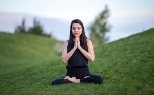 Comment pratiquer le yoga à domicile : Conseils et astuces pour une séance réussie