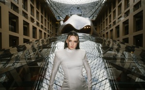 Quand l'Opéra Rencontre l'IA : Lola Volonakis, l'Artiste du Paradoxe qui Chante le Futur