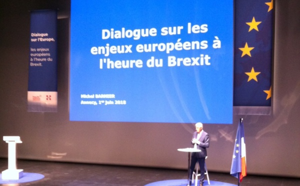 Salle comble et ovation pour Michel Barnier