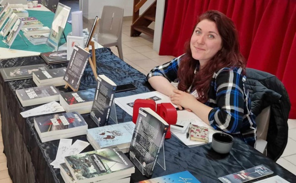  Gaëlle Le Port, l'éditrice en salon pose avec ses livres
