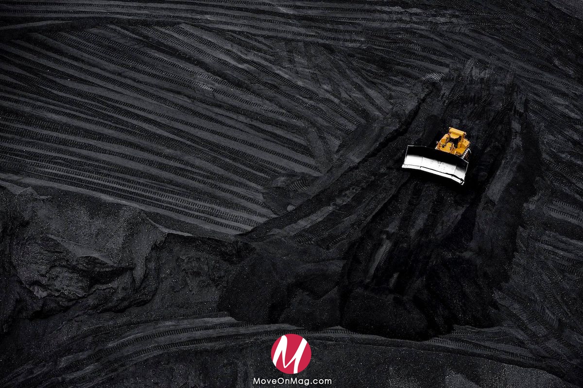Bulldozer en action dans une mine de charbon à ciel ouvert près de Kayenta, Arizona, Etats-Unis ©Legacy