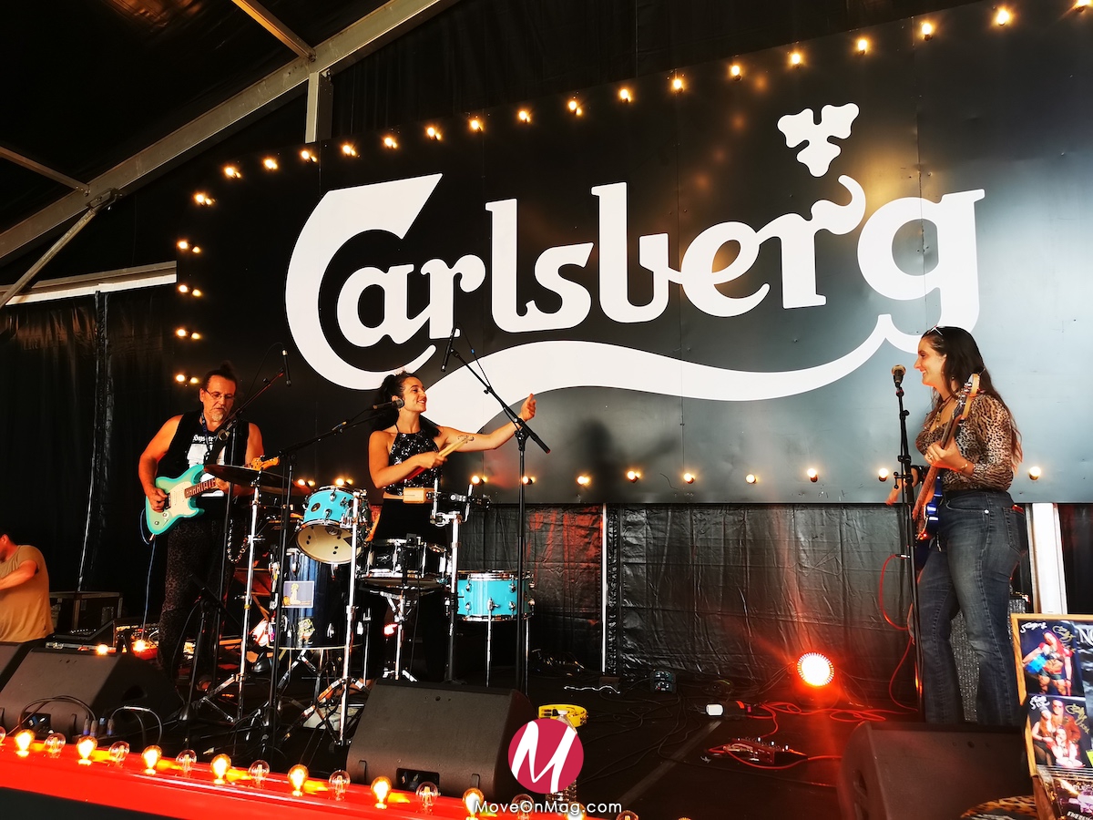 Noble Sauvage - Groupe de musique - Chanteuse Pialli - Concert scene Carlsberg - 24h du Mans - 100eme anniversaire historique - Le Mans Classic 2023 - Photo Move-On Magazine